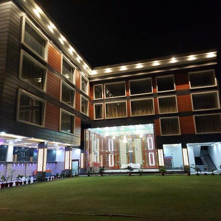 Hotel Ss Grand Lucknow Exteriör bild