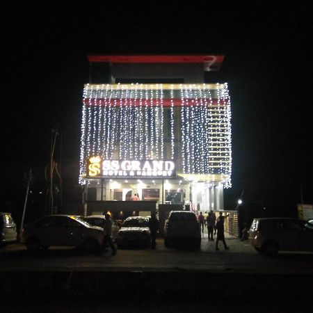 Hotel Ss Grand Lucknow Exteriör bild