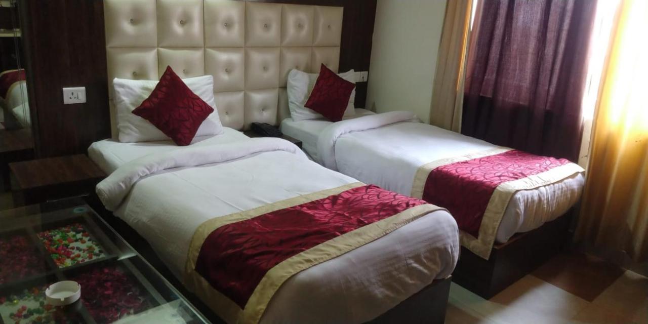 Hotel Ss Grand Lucknow Exteriör bild