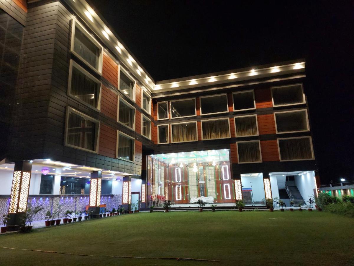 Hotel Ss Grand Lucknow Exteriör bild