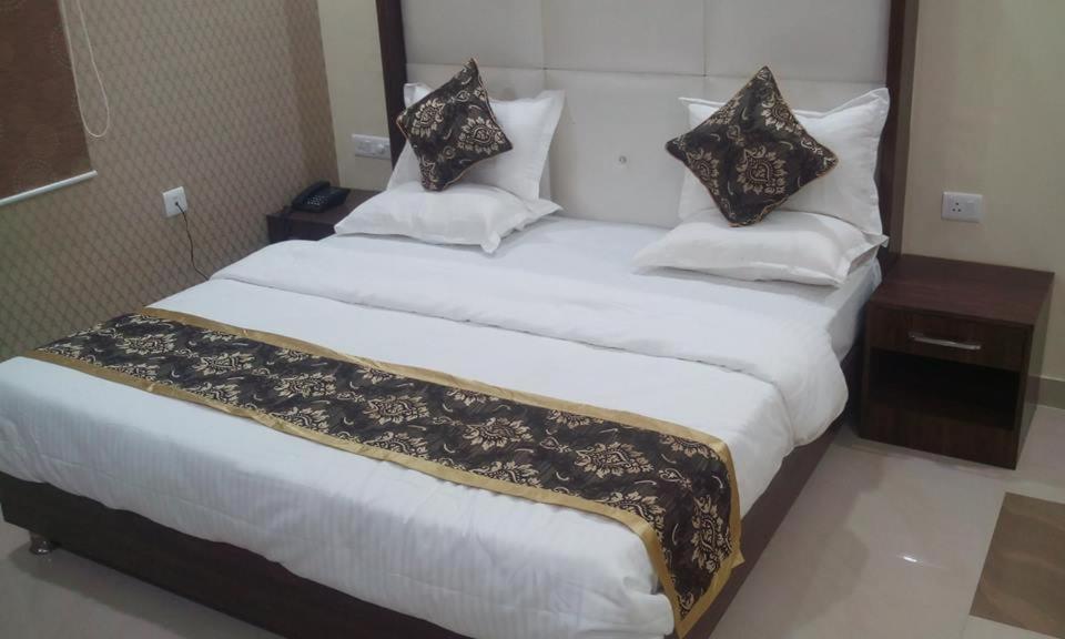 Hotel Ss Grand Lucknow Exteriör bild