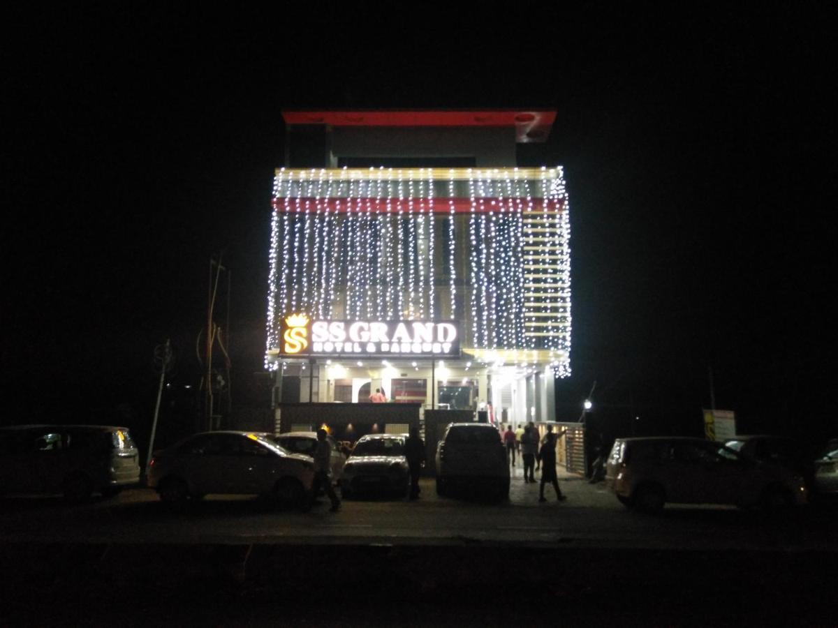 Hotel Ss Grand Lucknow Exteriör bild