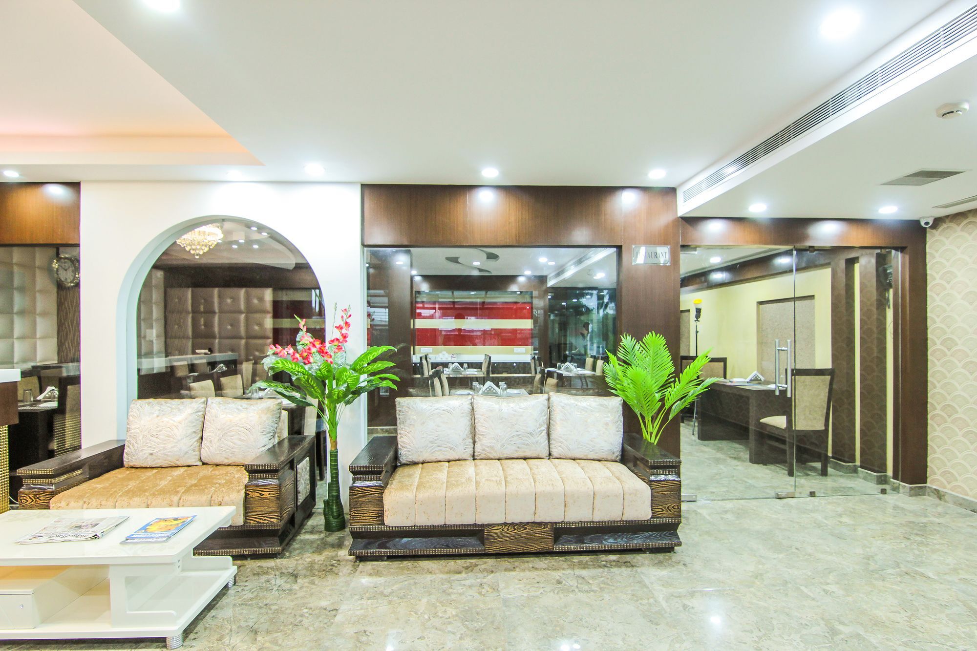 Hotel Ss Grand Lucknow Exteriör bild
